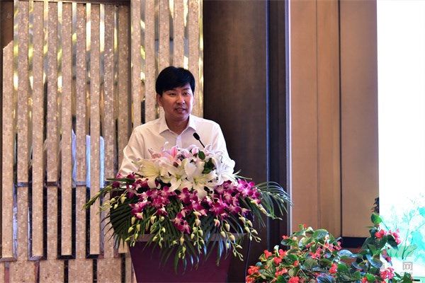 中国花卉协会秘书长张引潮在在“中国花卉景观高峰论坛”上讲话.jpg